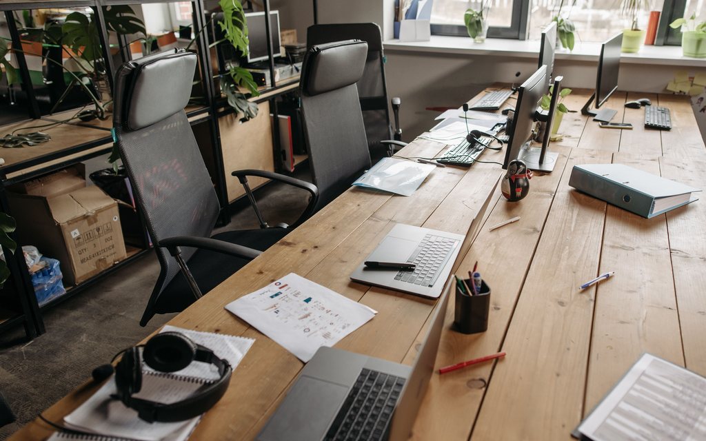 Postes de travail d'un cabinet en fin de journée