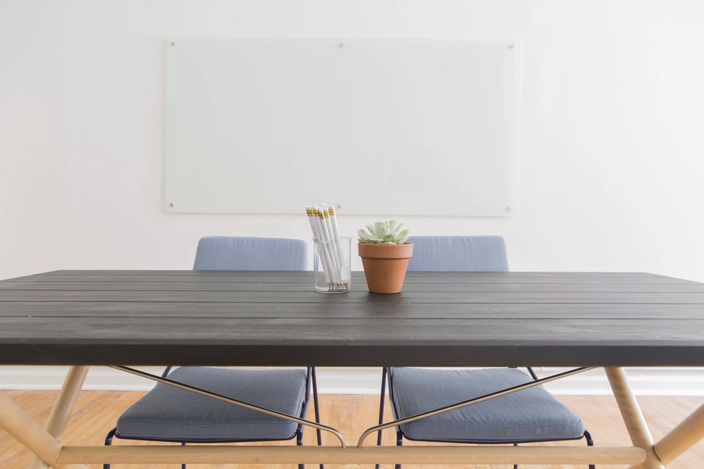 Équipe PME suivant des tâches et validations sur un écran de pilotage