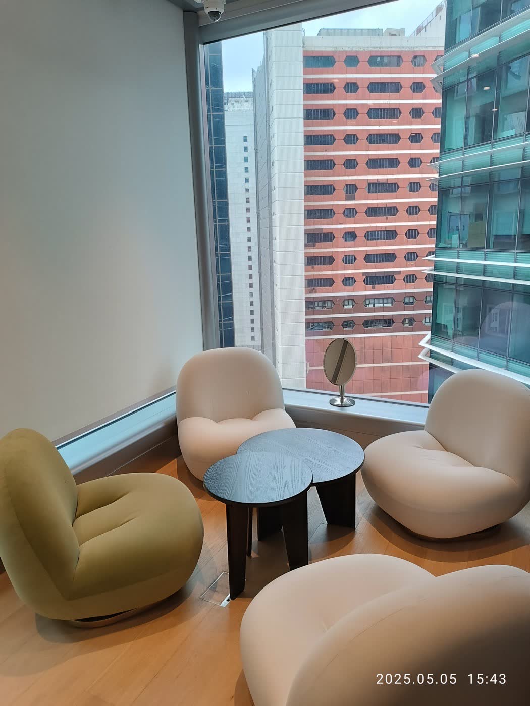 Espace de reunion moderne avec indicateurs de suivi