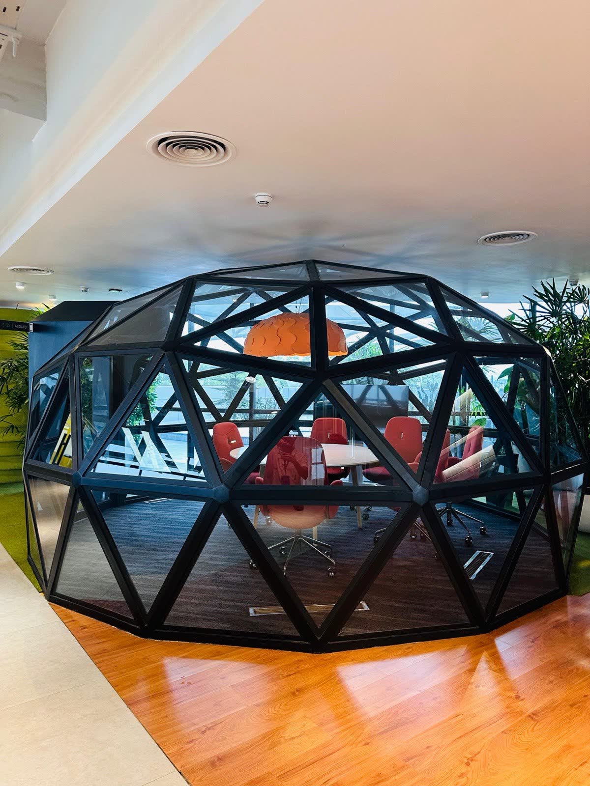 Professionnelle qui travaille sur un ordinateur portable