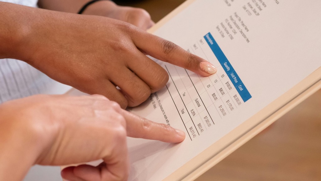 Équipe comptable qui analyse un document